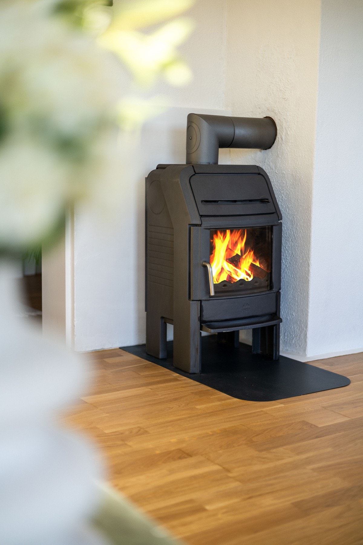 En koselig peis er plassert i stuen og bidrar til både varme og hygge. Galleribilde