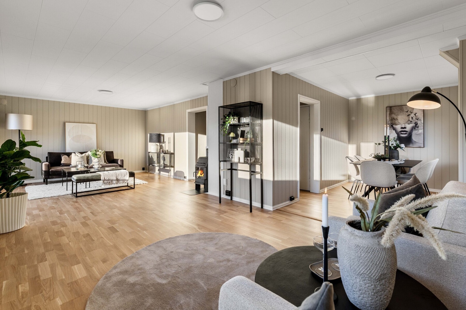 Stuen fremstår som romslig og innbydende med en vinklet utforming som gir gode muligheter for møblering i naturlige soner for både sofagruppe og spiseplass. Galleribilde