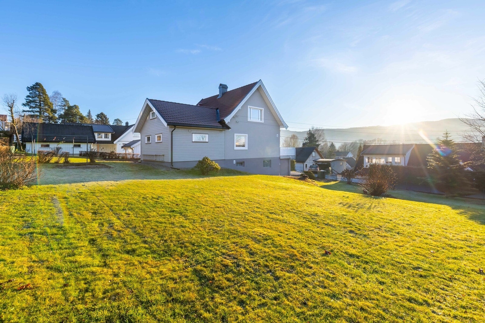 Eiendommen består av en romslig tomt på 1 060 kvm. Galleribilde