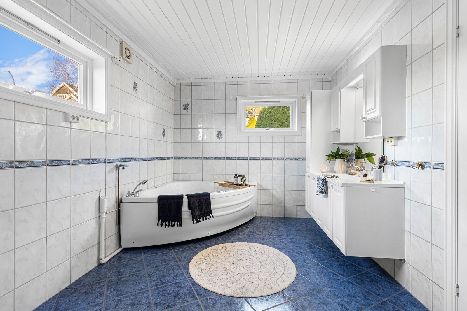 Boligen har et romslig, flislagt bad beliggende i første etasje. Galleribilde