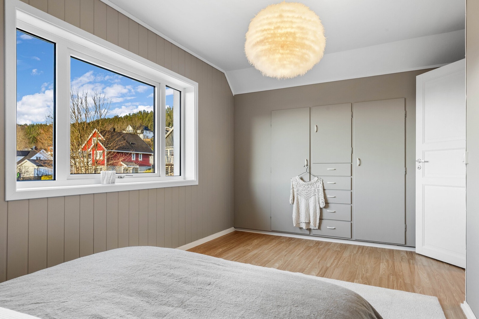 Soverommet har tilhørende garderobeskap på en vegg. Galleribilde