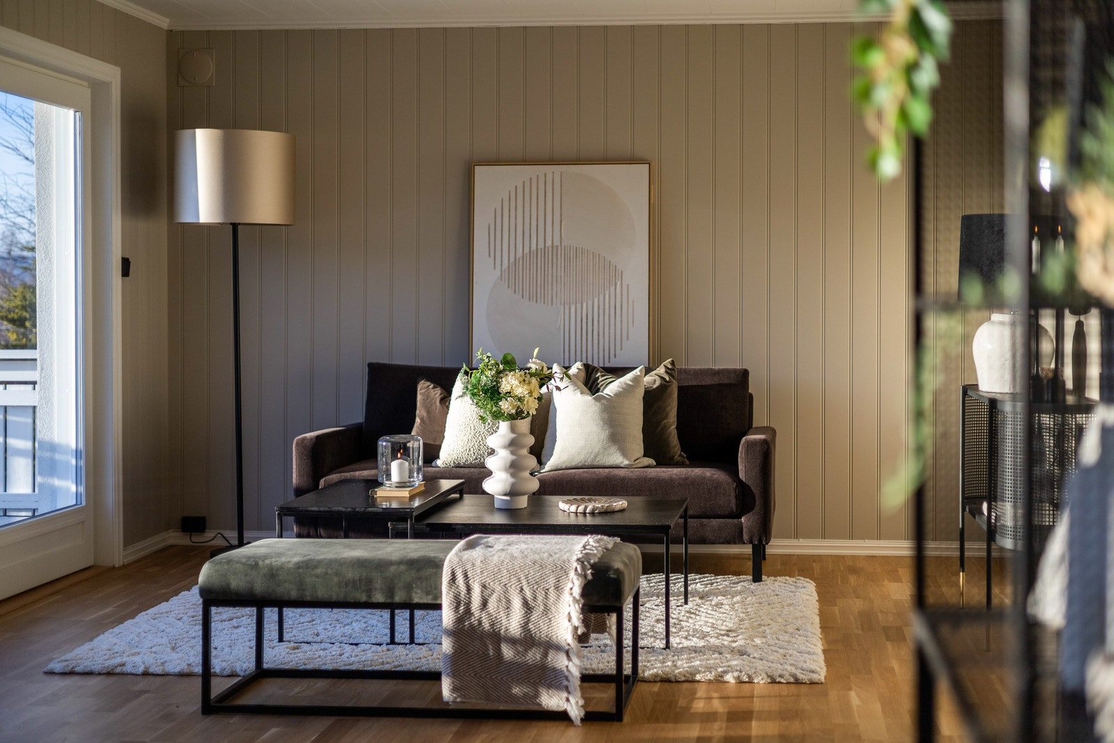 Parkettgulv og malte veggflater i en lun og tidløs beigetone skaper et harmonisk og behagelig uttrykk. Galleribilde