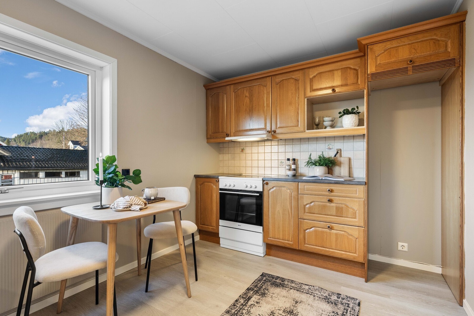 Kjøkkenet har en funksjonell og praktisk innredning fra 2003/2004 med profilerte fronter og laminert benkeplate. Galleribilde