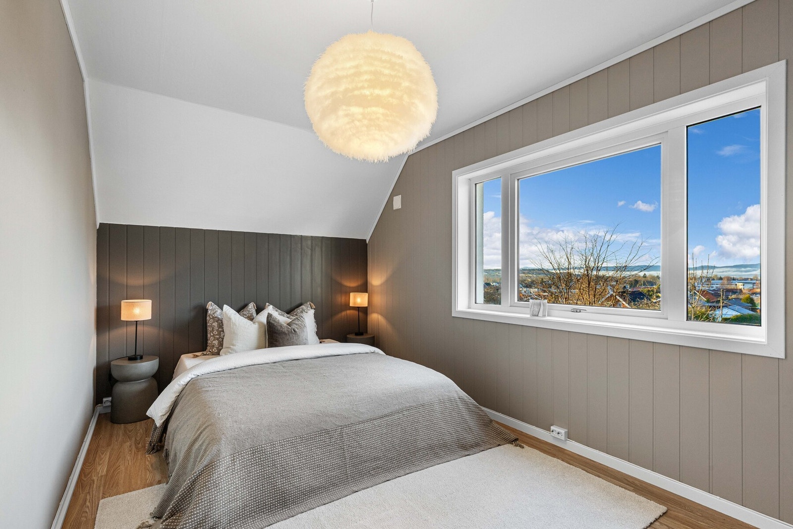 Boligen disponerer tre soverom, alle samlet i andre etasje. Galleribilde