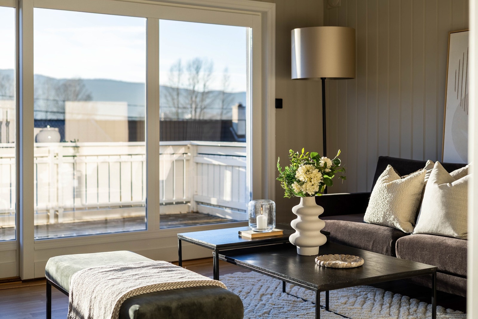 Store vindusflater sørger for rikelig med dagslys og gir rommet en luftig atmosfære. Galleribilde