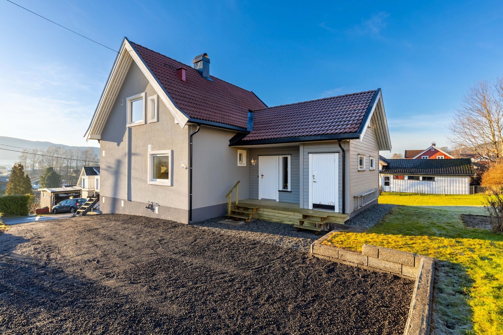 Parkering gjøres i gårdssplass, samt garasje. Galleribilde