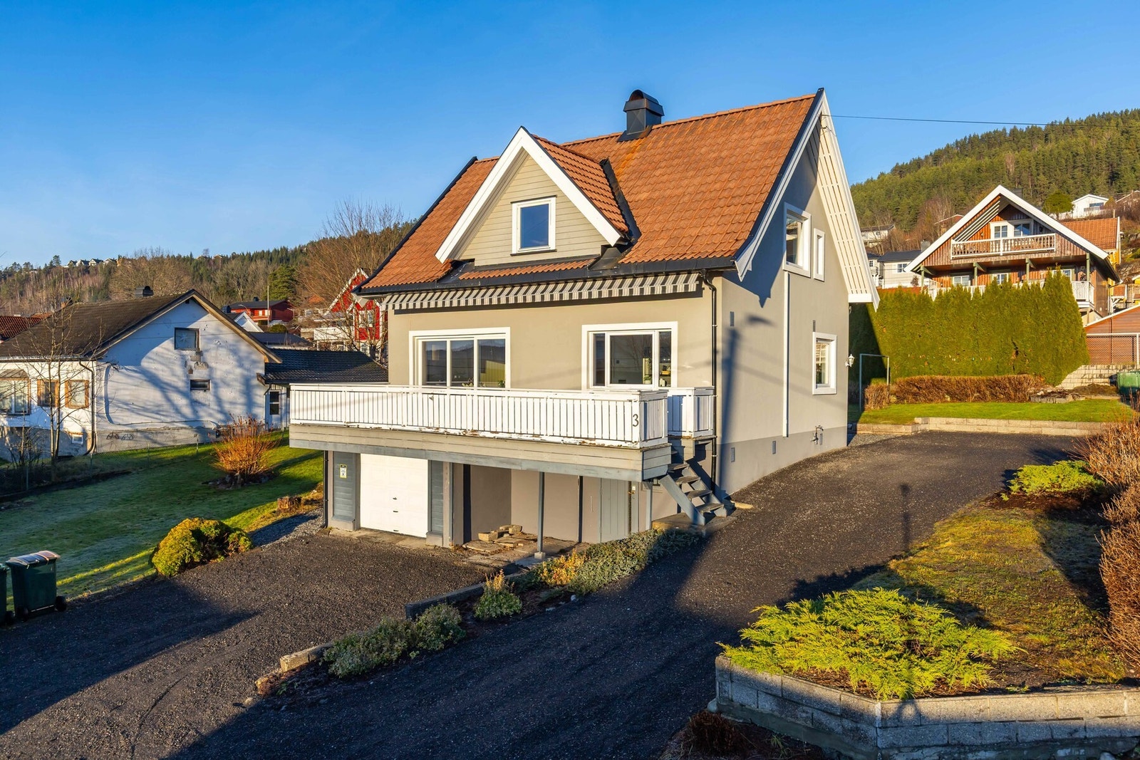 Privatmegleren ved Magnus Landgraff har gleden av å presentere denne trivelige eneboligen med meget barnevennlig beliggenhet i Krokstadelva. Galleribilde