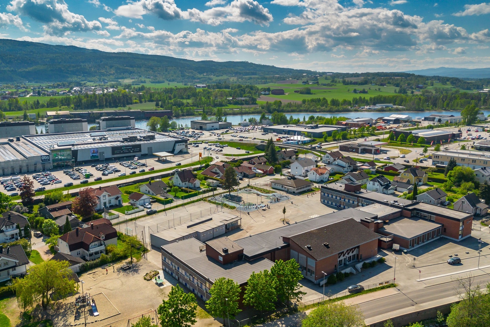 Det tar ca. 3 min med bil til skolen. Galleribilde
