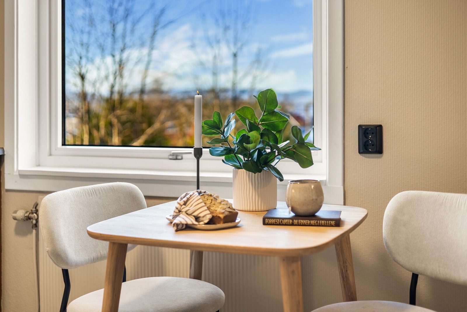 Mellom over- og underskap er det flislagt, noe som gir et lettstelt og hygienisk arbeidsområde. Galleribilde