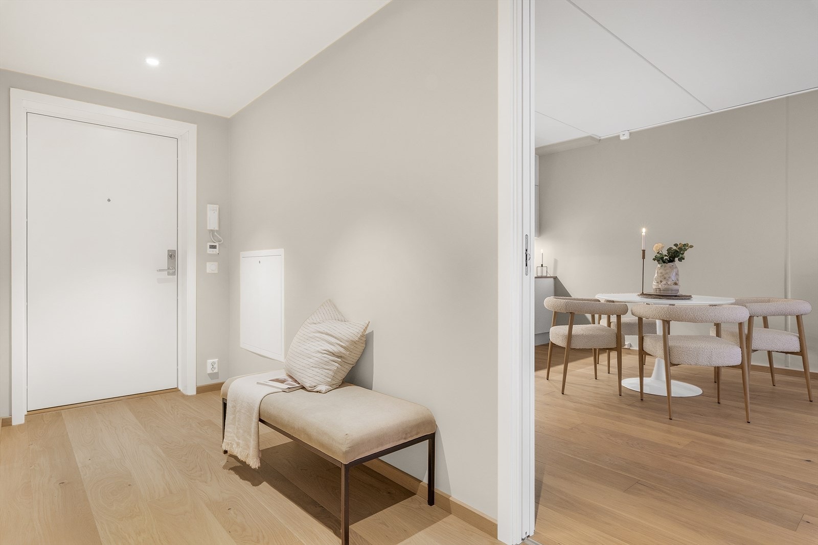 Gang med plass til klesoppheng eller en hyggelig sittebenk. - Funksjonelt og innbydende. Galleribilde