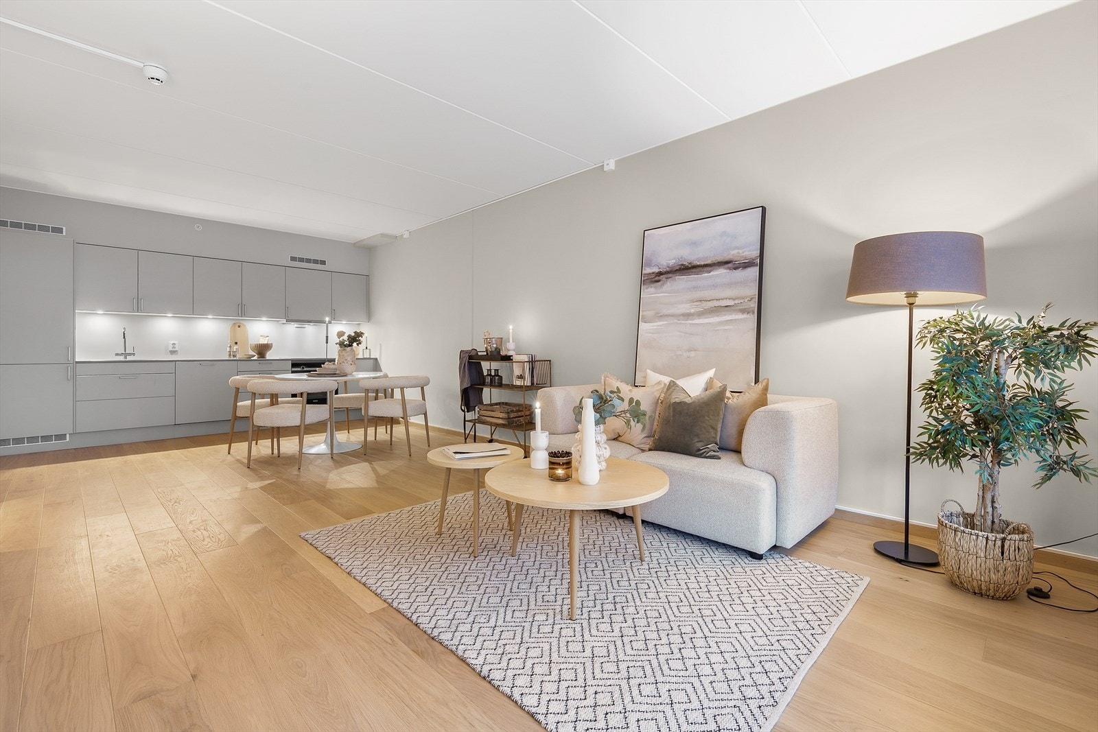 Kjøkkenet er plassert langs kortveggen for optimal romutnyttelse. Galleribilde