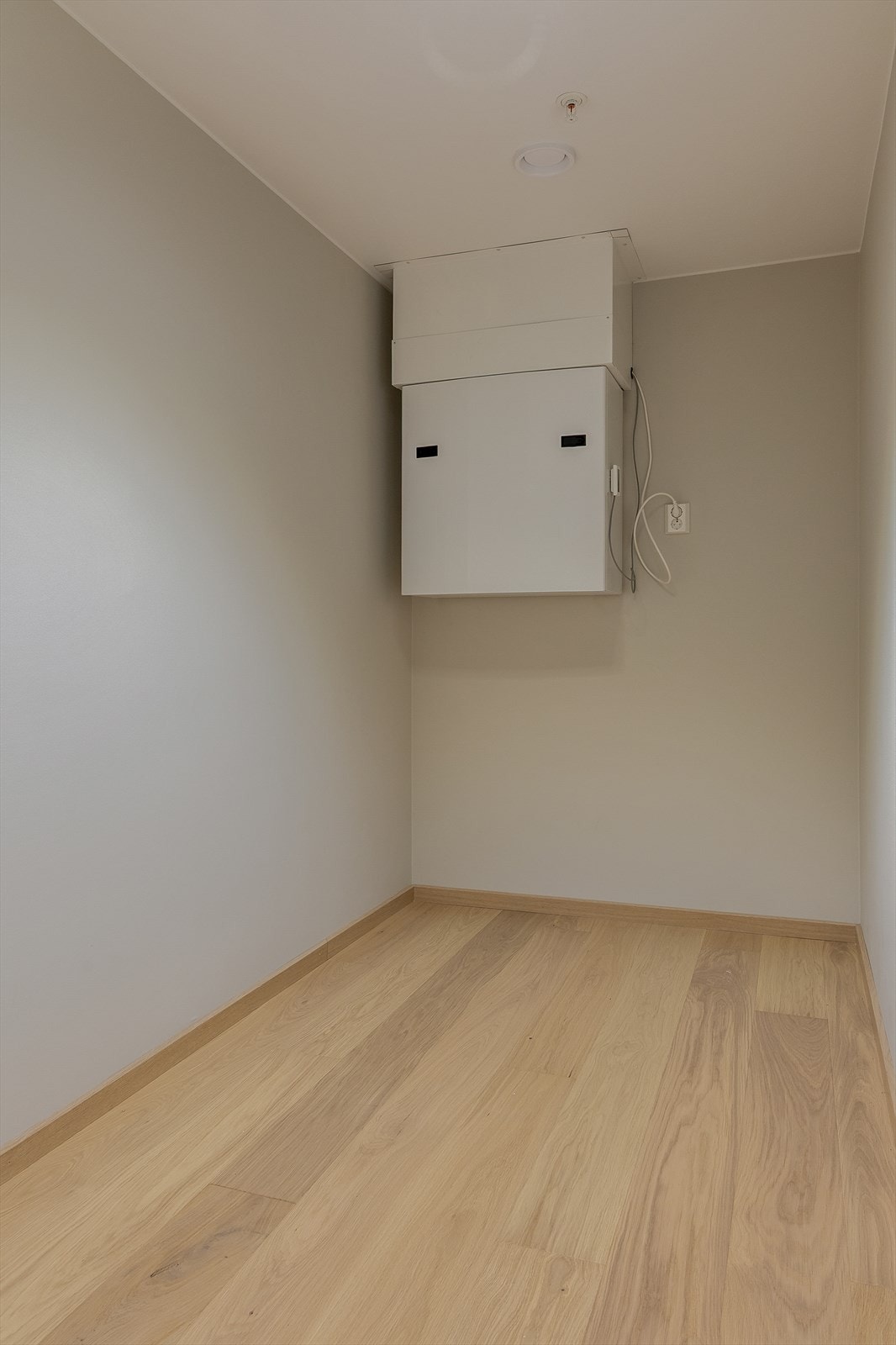 Praktisk bod eller teknisk rom. God lagringsplass og orden i hverdagen. Galleribilde