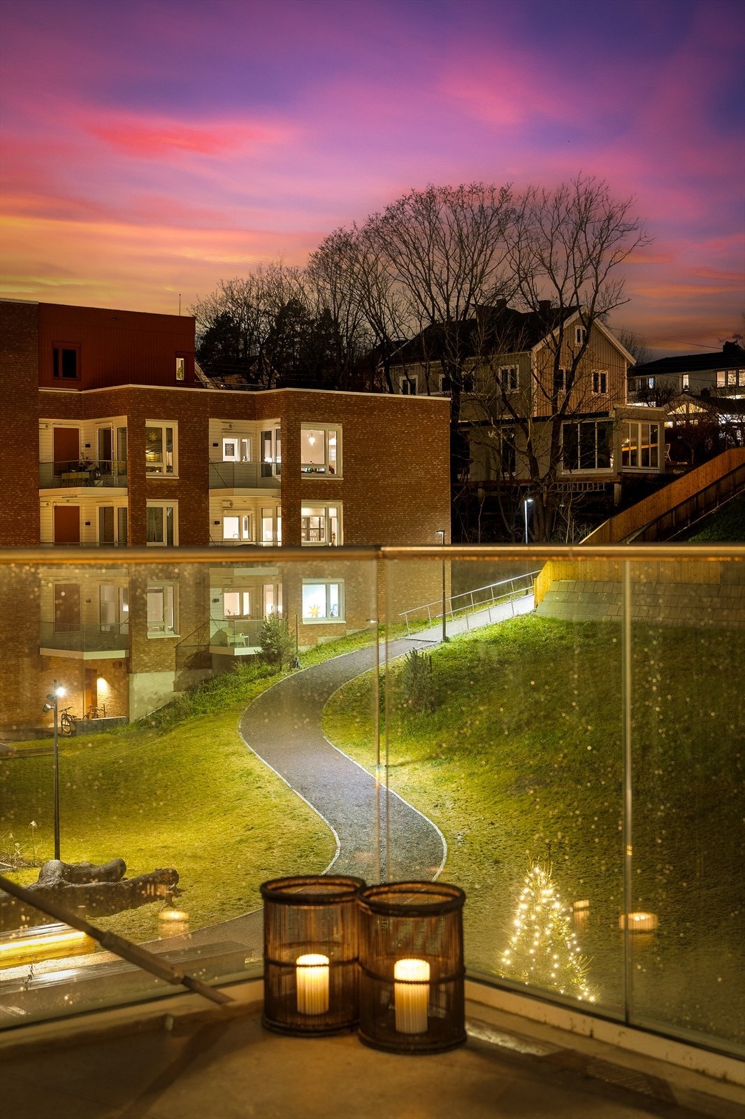 Utsikt fra balkongen i kveldssol - stemningsfullt og fredelig. Galleribilde