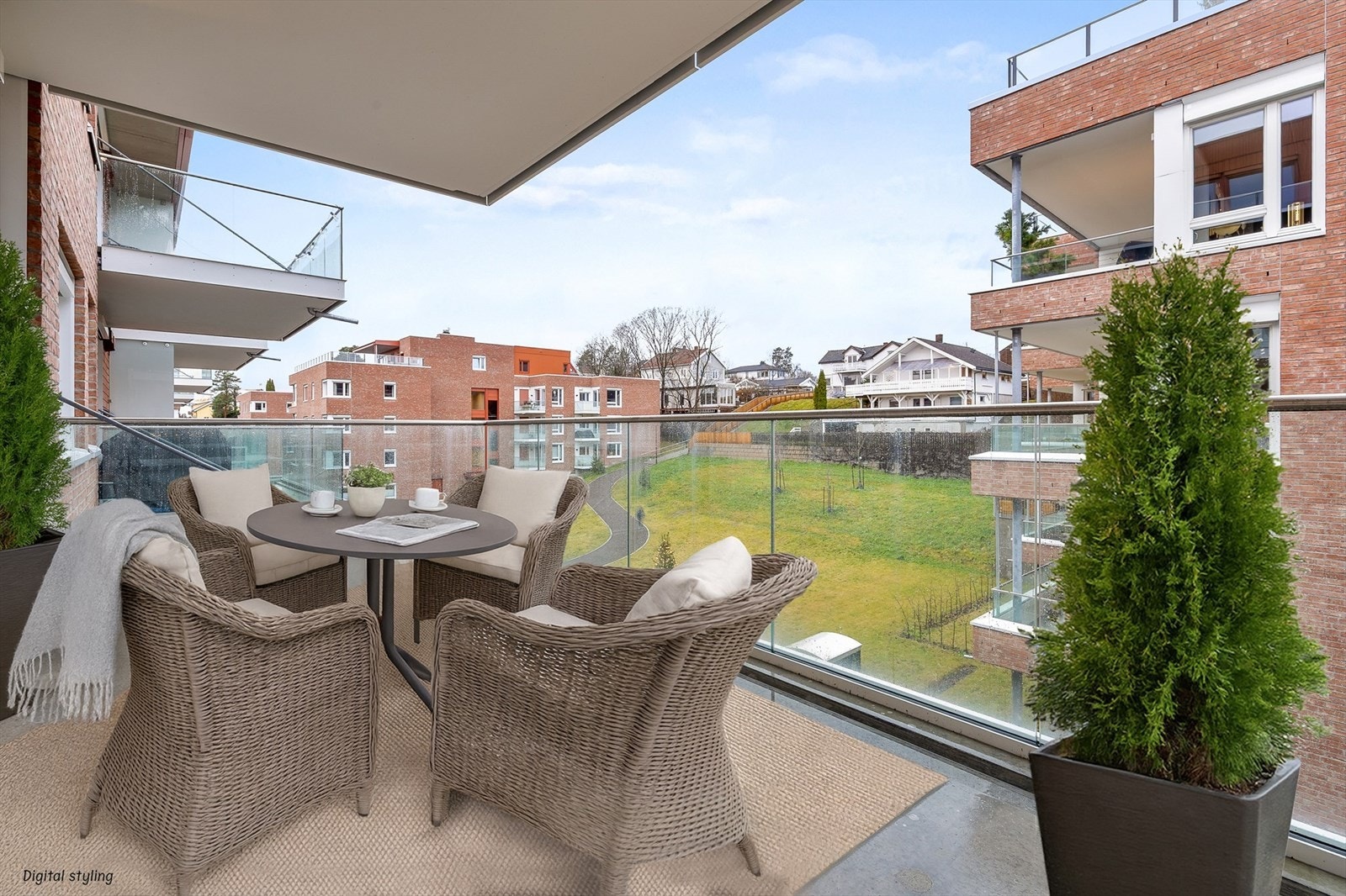 Balkong med utsikt mot hyggelige grøntarealer og det åpne tunet. Galleribilde