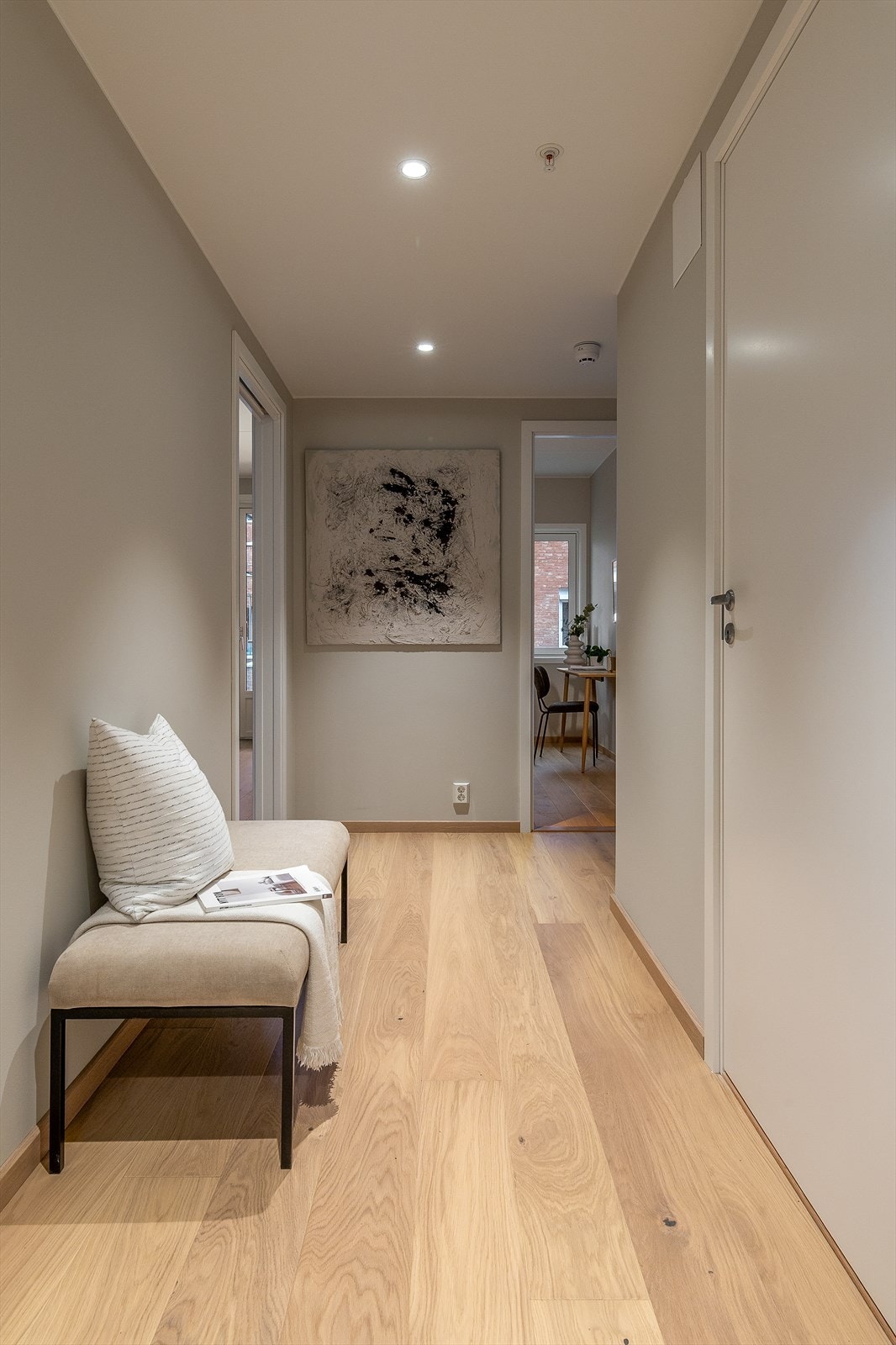 Alle bruksrom har enstavs eikeparkett - noe som binder leiligheten sammen på en elegant måte. Galleribilde