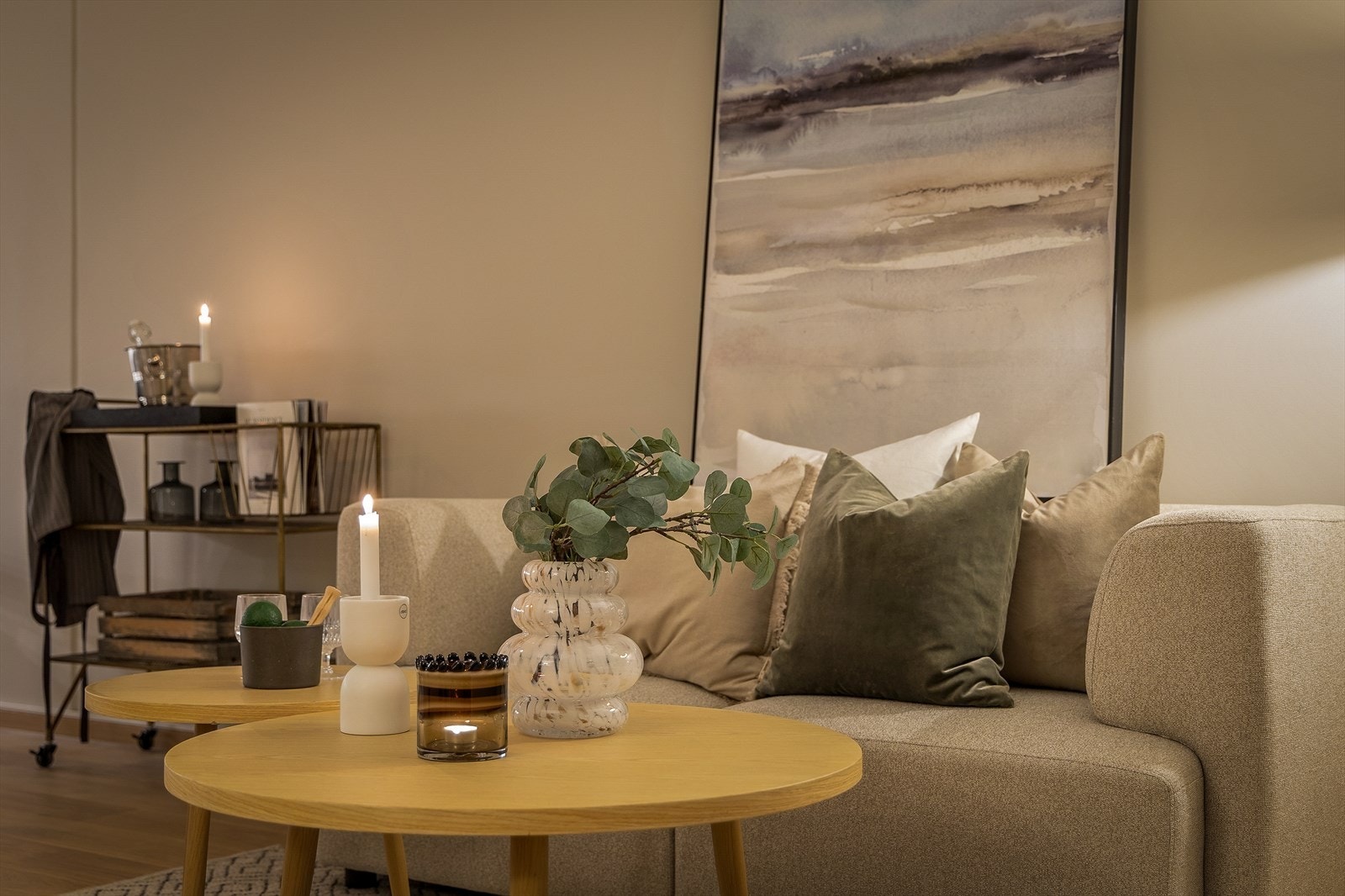 Stuen er malt i en sart, delikat sandfarge - et perfekt lerret for en personlig stil og koselig atmosfære. Galleribilde