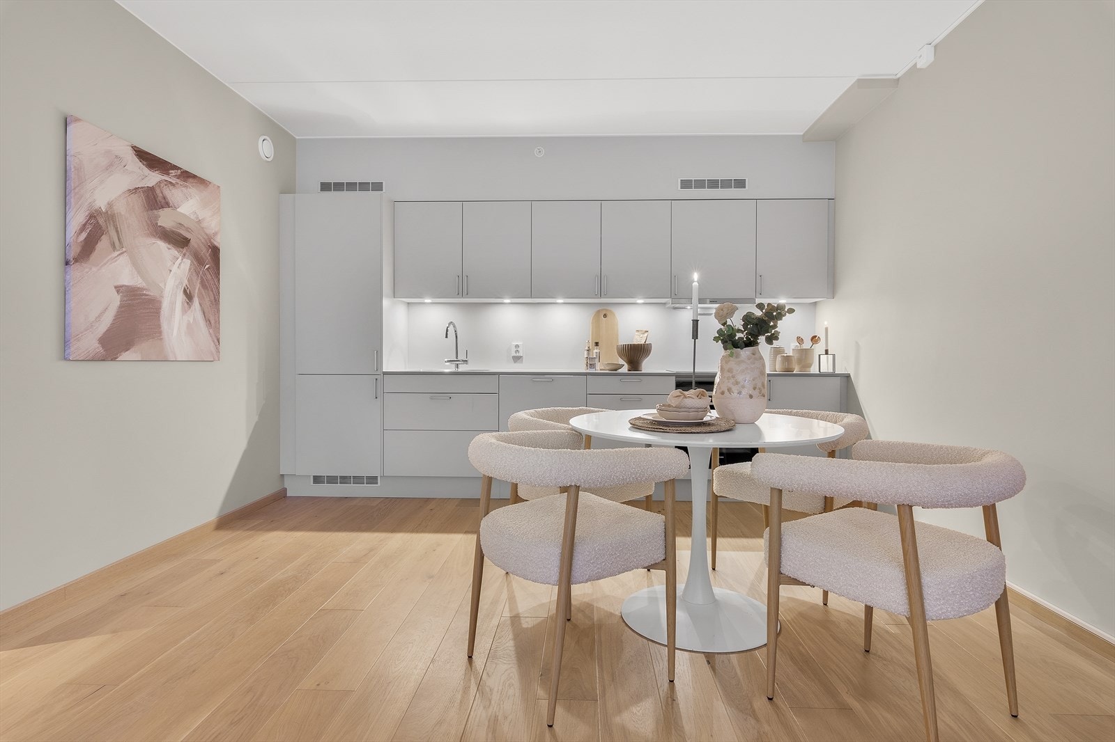 Spiseplass med plass til hyggelige middager - her er det rom for både hverdag og fest. Galleribilde