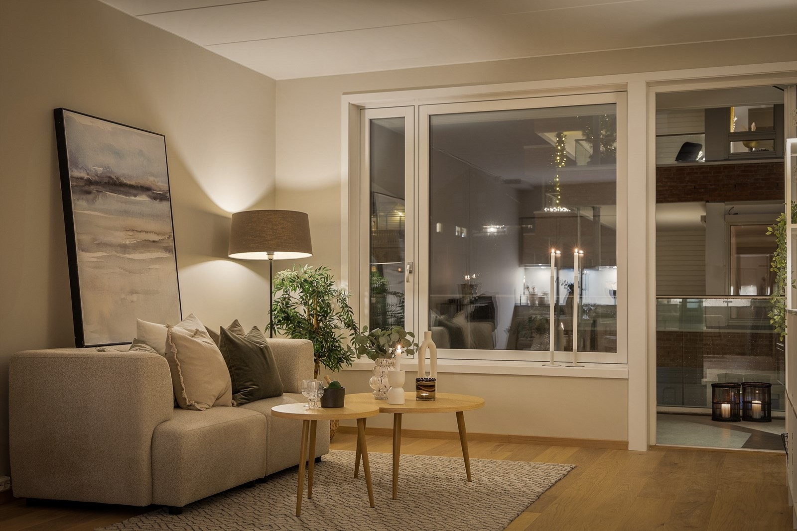 Stue i nydelig kveldslys. På sommeren lokker uteplassen rett utenfor. Galleribilde