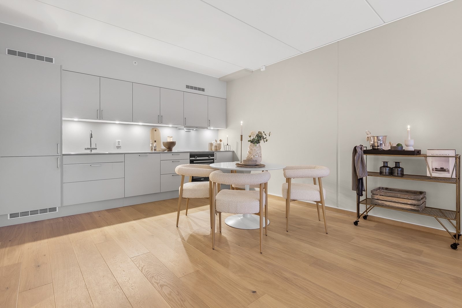 Spiseplassen er romslig og kan med et større bord huse mange til middag. Galleribilde