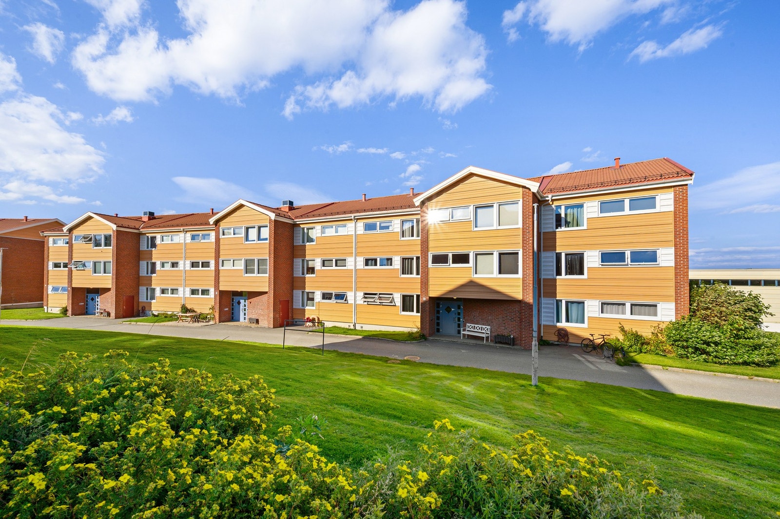 Frodige uteområder som skaper trivsel i nærmiljøet. Galleribilde