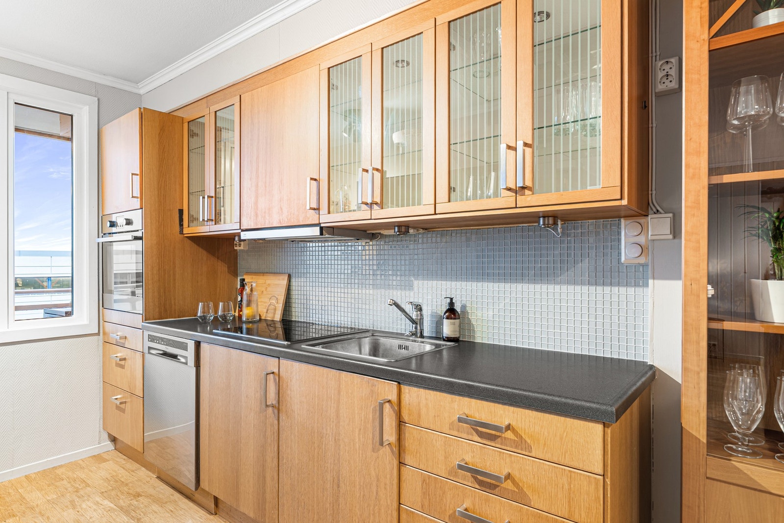 Kjøkkeninnredningen har slette fronter og laminerte benkeplater. Galleribilde