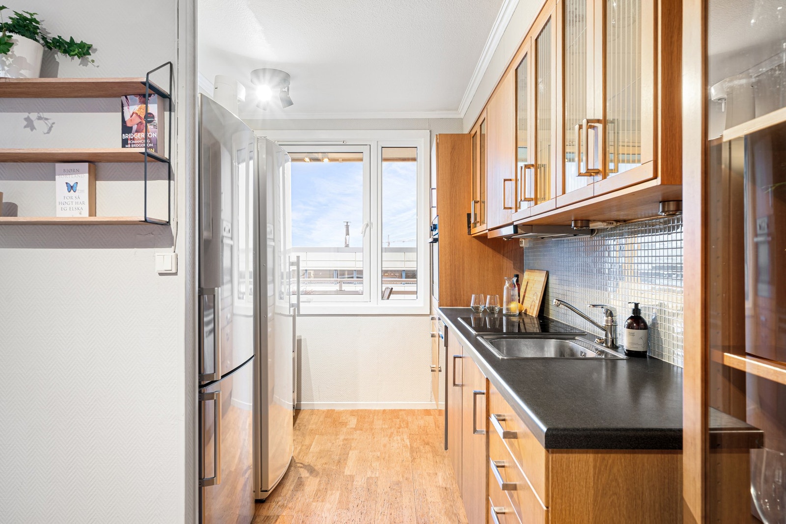 Det er integrert platetopp og stekeovn. Galleribilde