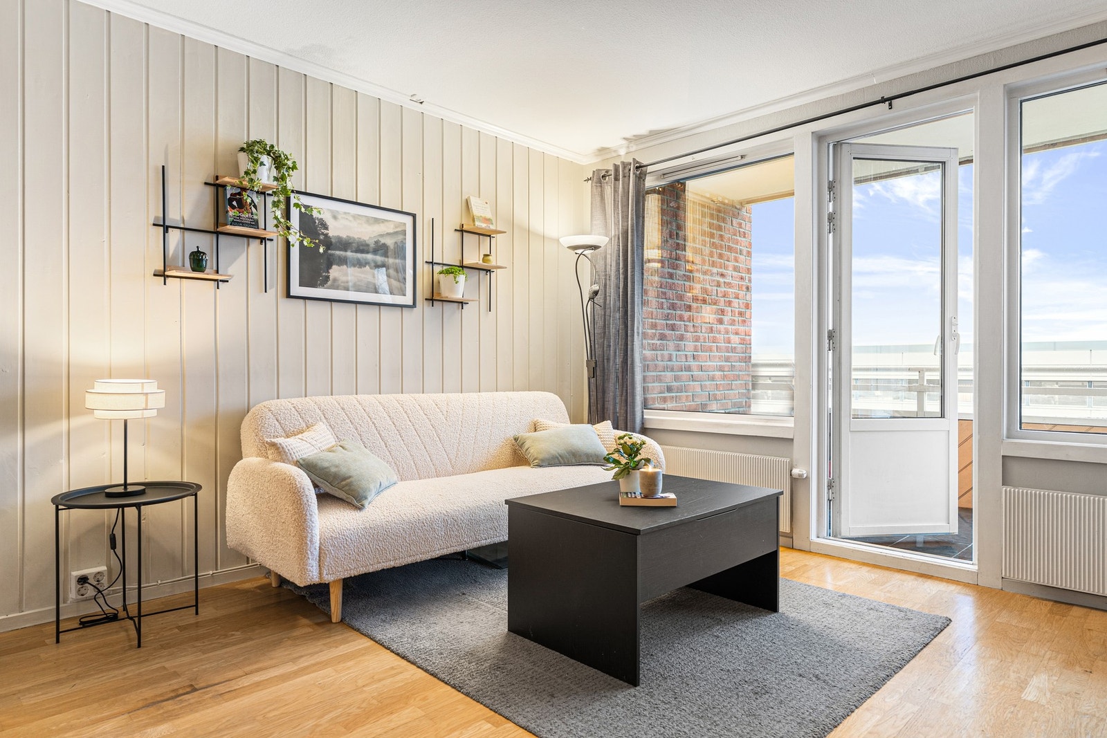 Balkongen fungerer som en luftig forlengelse av stuen på sommerstid. Galleribilde