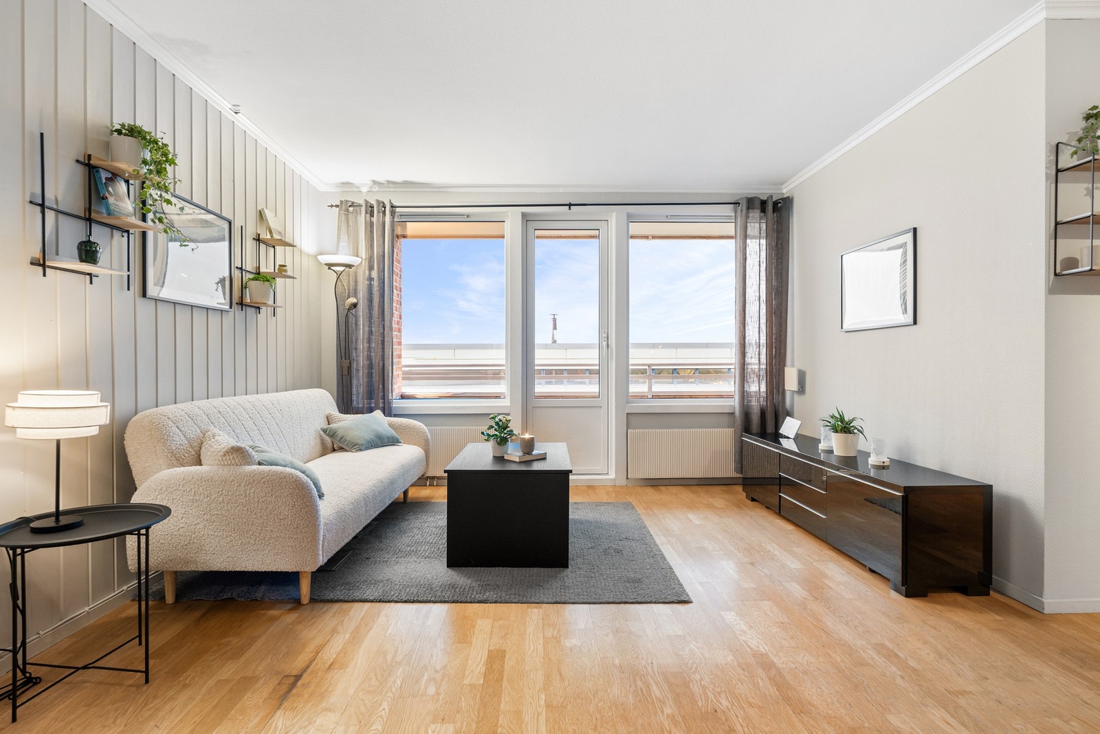 Felleskostnadene inkl. fjernvarme, varmtvann, kabel-tv og internett. Galleribilde