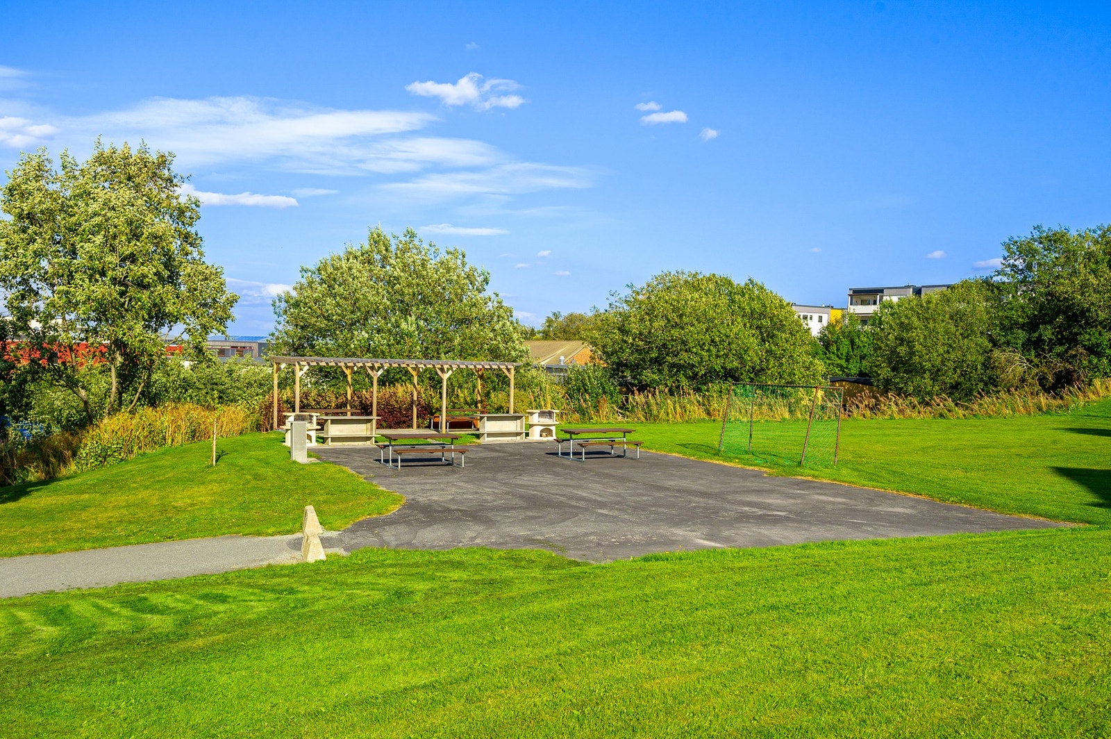 Borettslaget byr på flotte fellesarealer med lekeplasser, benker, sittegrupper og egen grillplass. Galleribilde