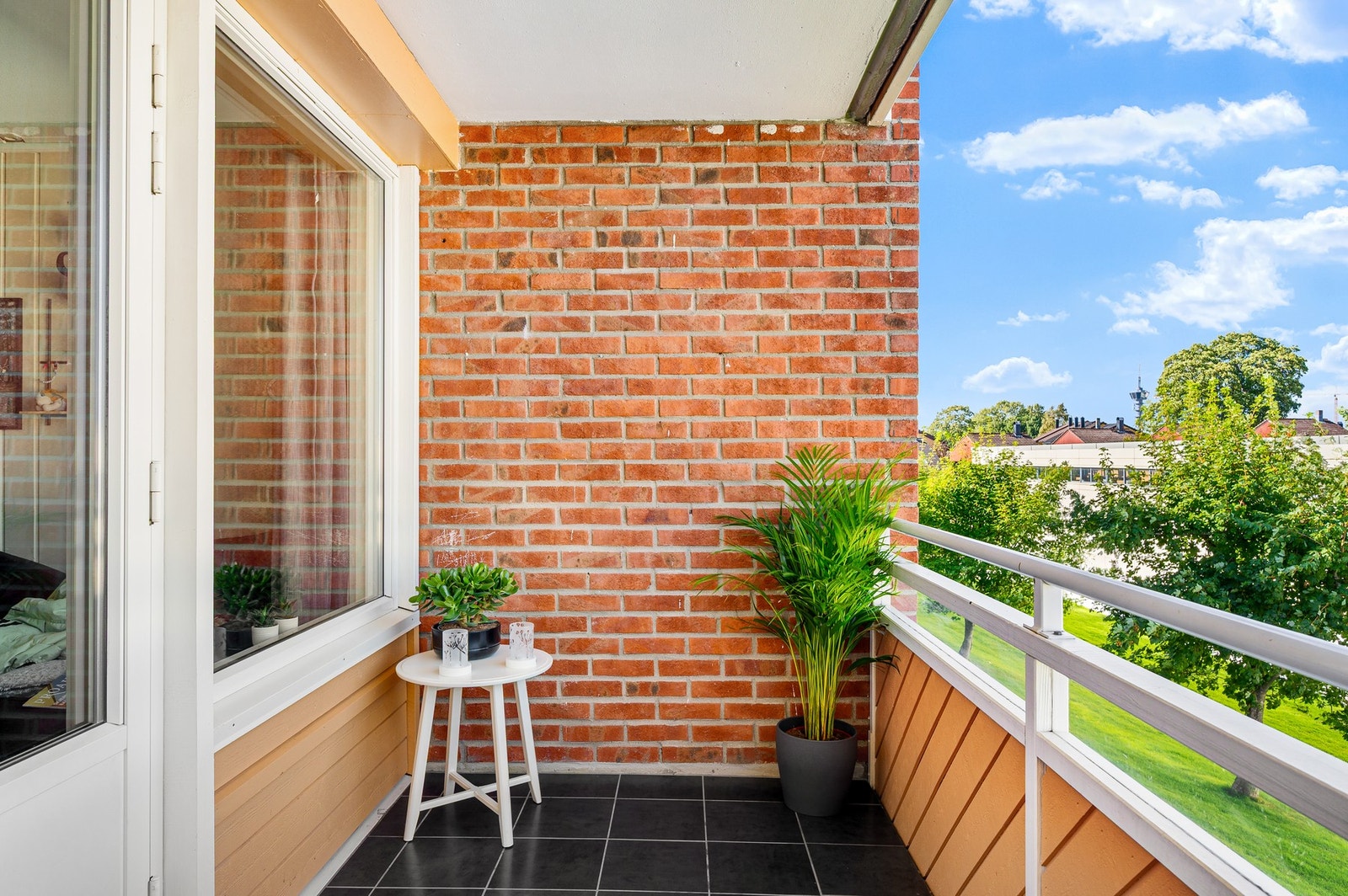 Balkong som inviterer til både hverdagshygge og sosiale stunder. Galleribilde