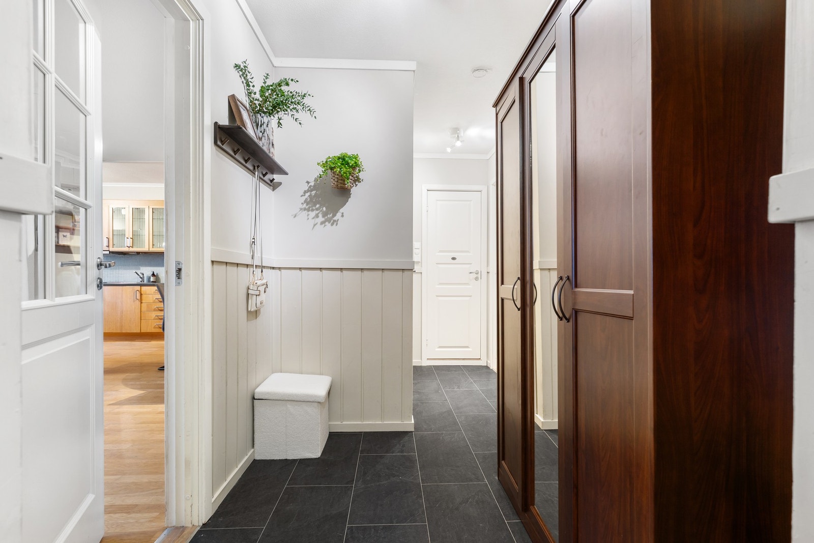 Entré på 5,6 m² med plass til garderobeskap for sko og yttertøy. Galleribilde