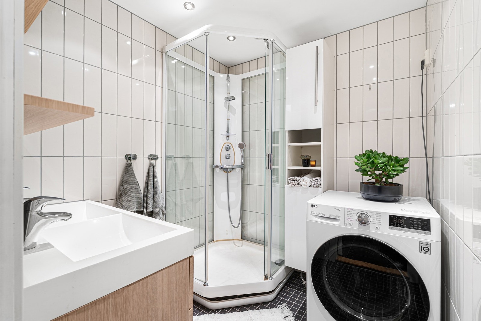 Flott helfliset bad med opplegg for vaskemaskin. Galleribilde