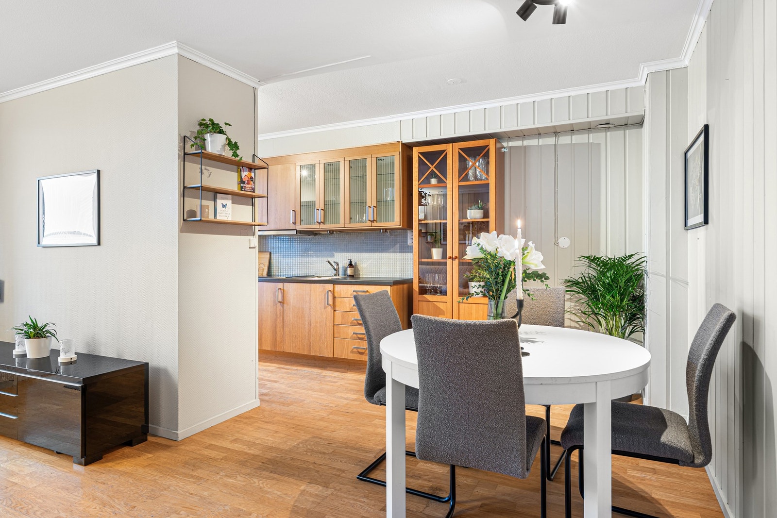 Den åpne planløsningen binder stue og kjøkken sammen til ett naturlig samlingspunkt. Galleribilde