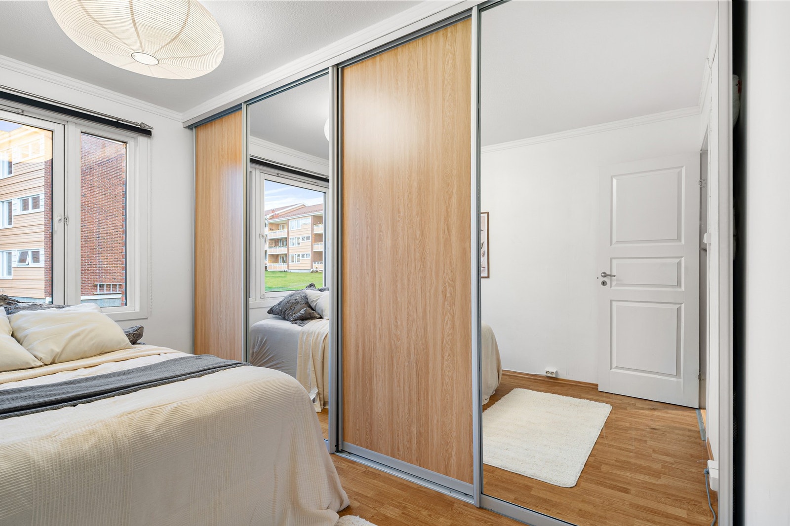 Her er det også innredet med en romslig skyvdørsgarderobe. Galleribilde