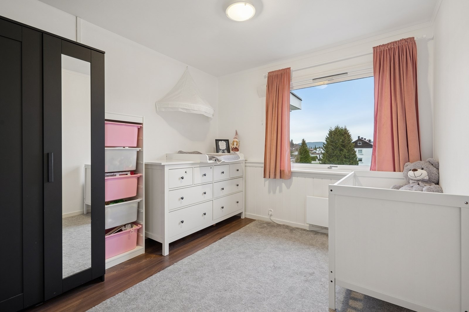 Begge soverommene er utstyrt med garderobeskap. Galleribilde