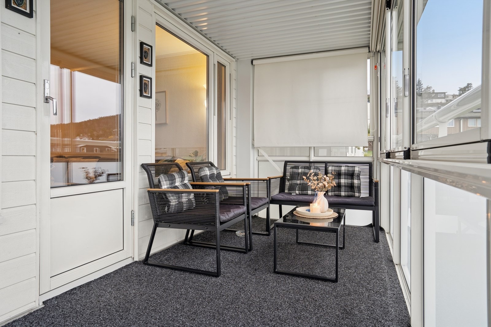 En fin og lun forlengelse av stuen på sommerhalvåret. Galleribilde