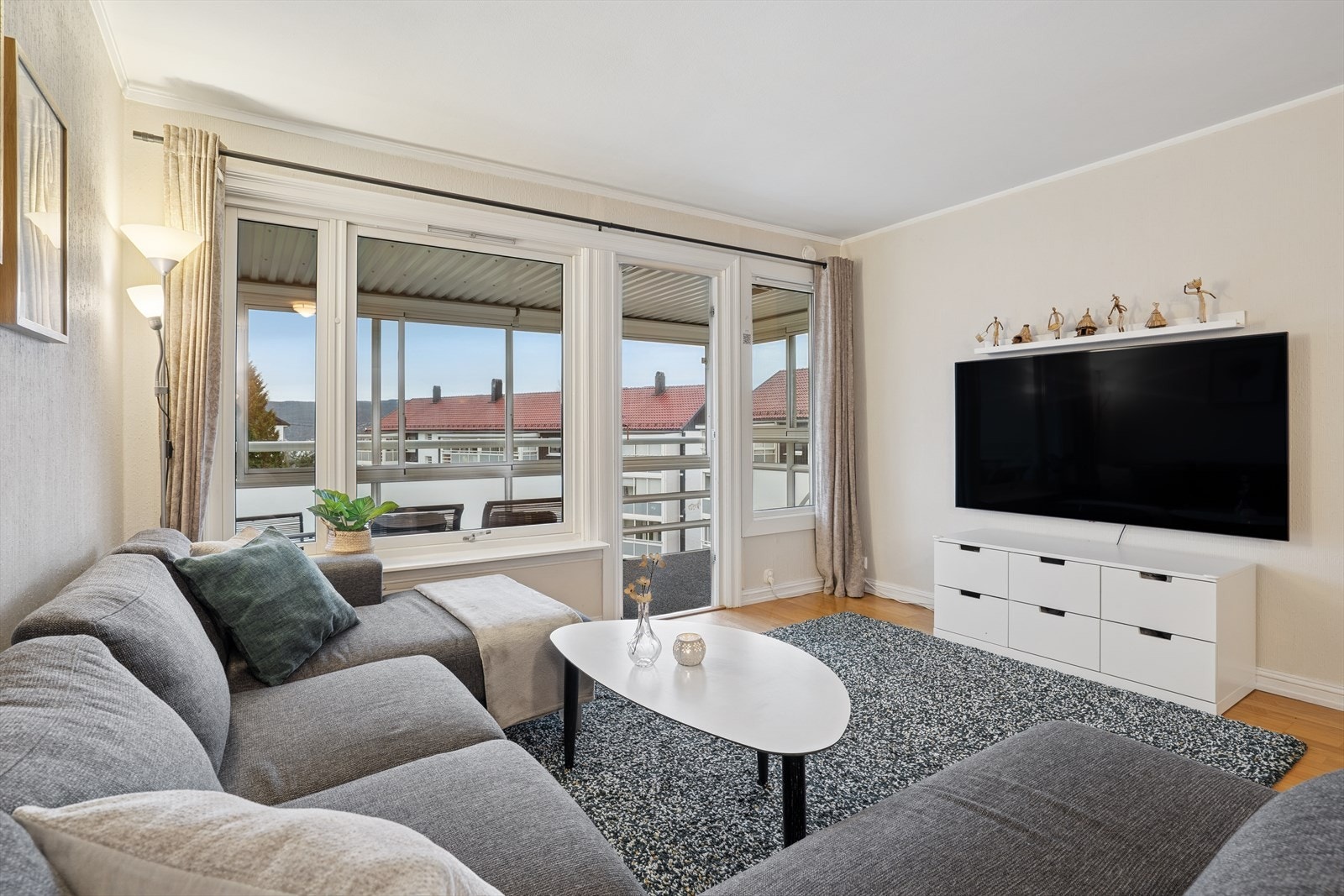 Det er store vindusflater som gir rikelig med naturlig lys til rommet. Galleribilde