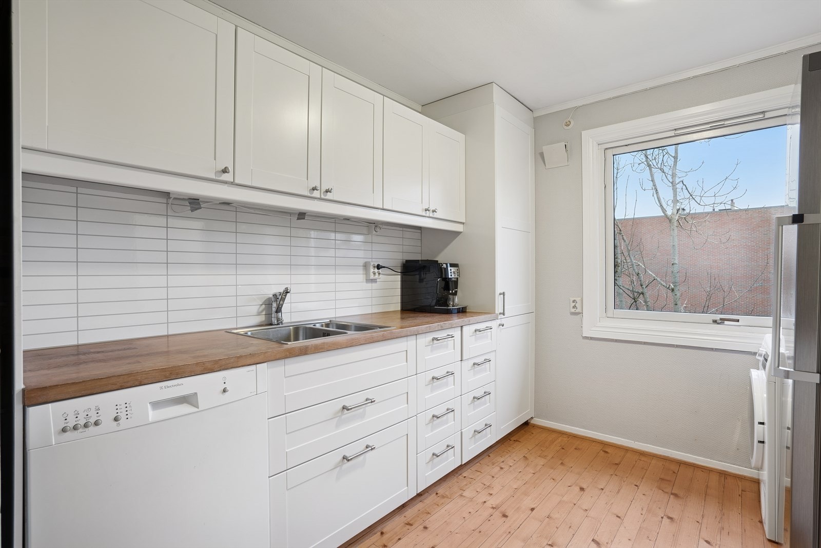 Hvitevarer på kjøkkenet består av kjøleskap, fryseskap, oppvaskmaskin og komfyr. Det er kjøkkenventilator med avtrekk ut. Galleribilde