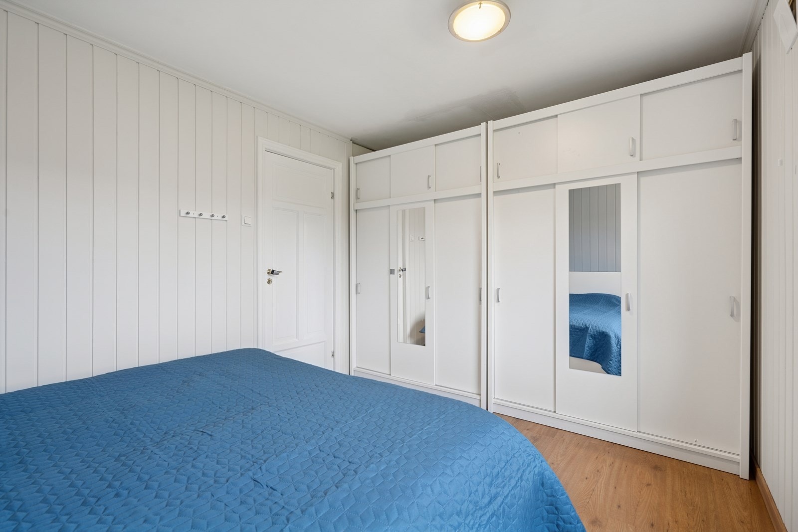 Hovedsoverommet er av god størrelse med plass til dobbeltseng med tilhørende nattbord. Galleribilde