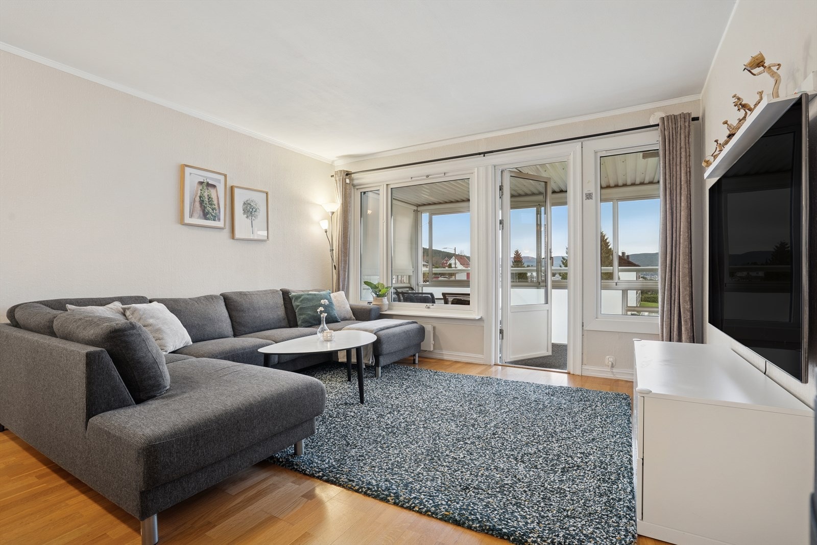 Fra stuen er det videre adkomst til en innglasset balkong. Galleribilde