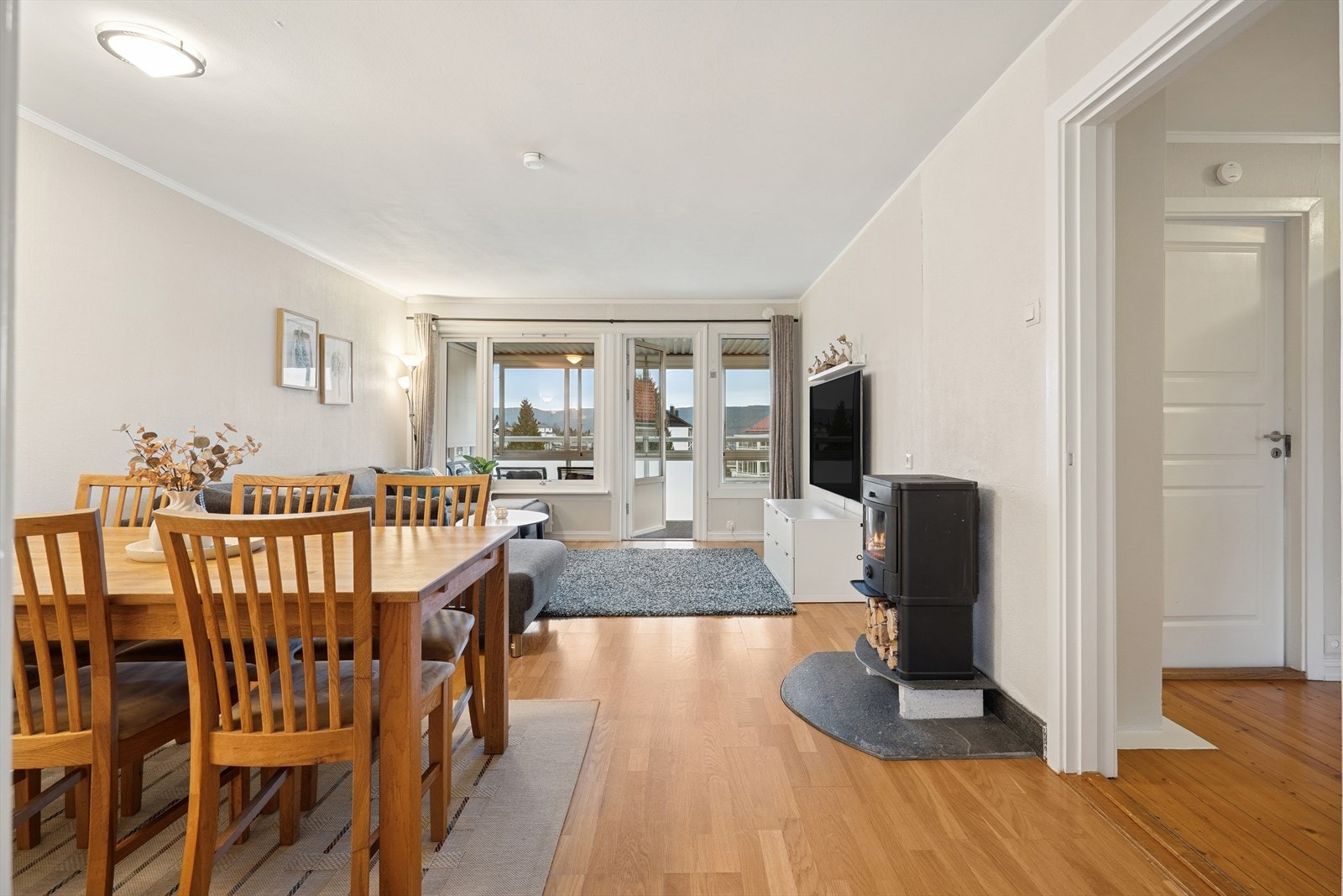 En lys og pen 3-roms toppleilighet beliggende i et veletablert og barnevennlig boligområde på Austad/Fjell. Galleribilde