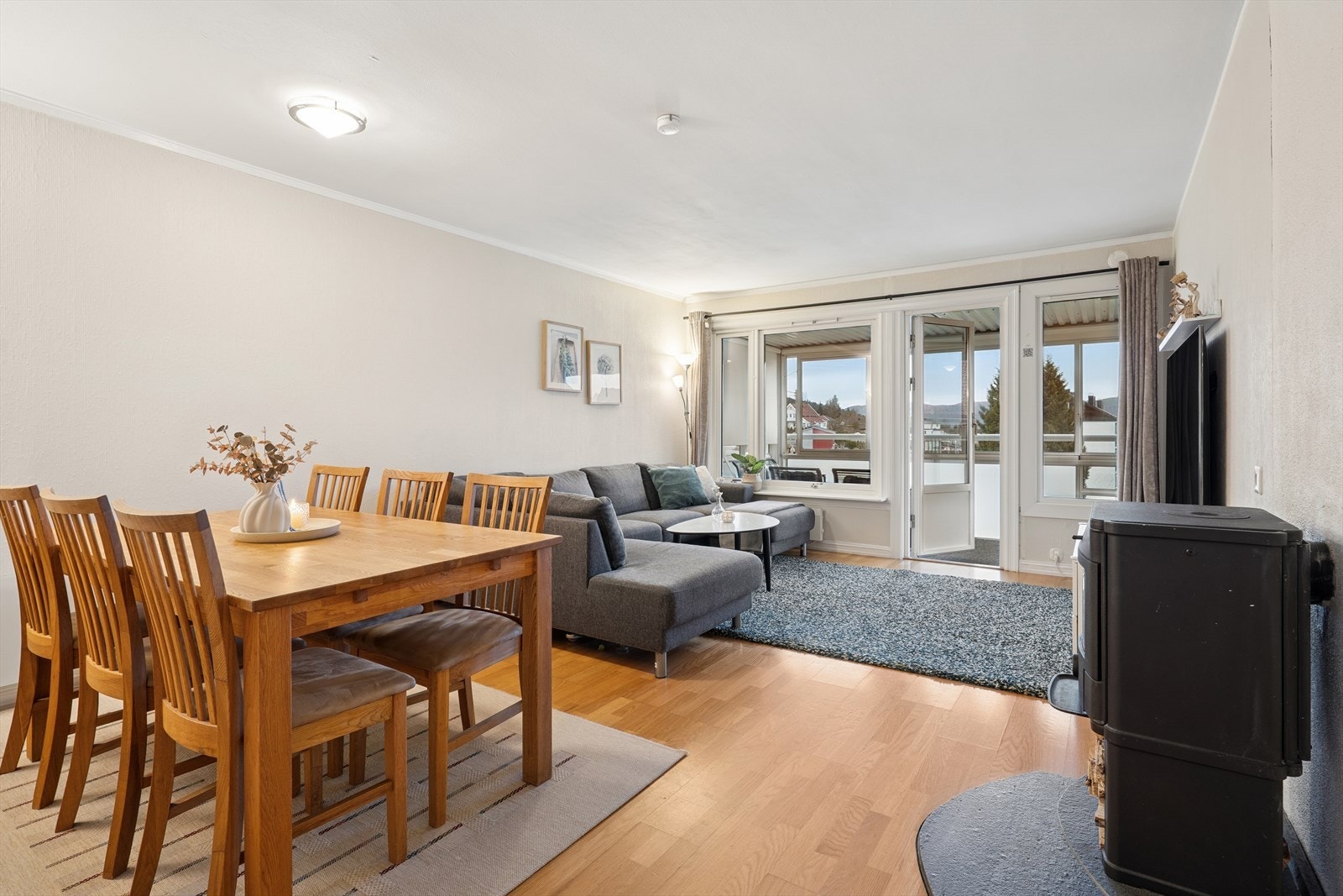 Romslig stue med god plass til både sofa- og spisegruppe. Galleribilde