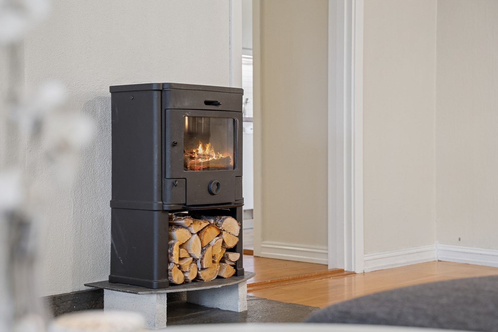 Det er montert peisovn i stuen som gir ekstra varme og hygge på kalde vinterdager. Galleribilde