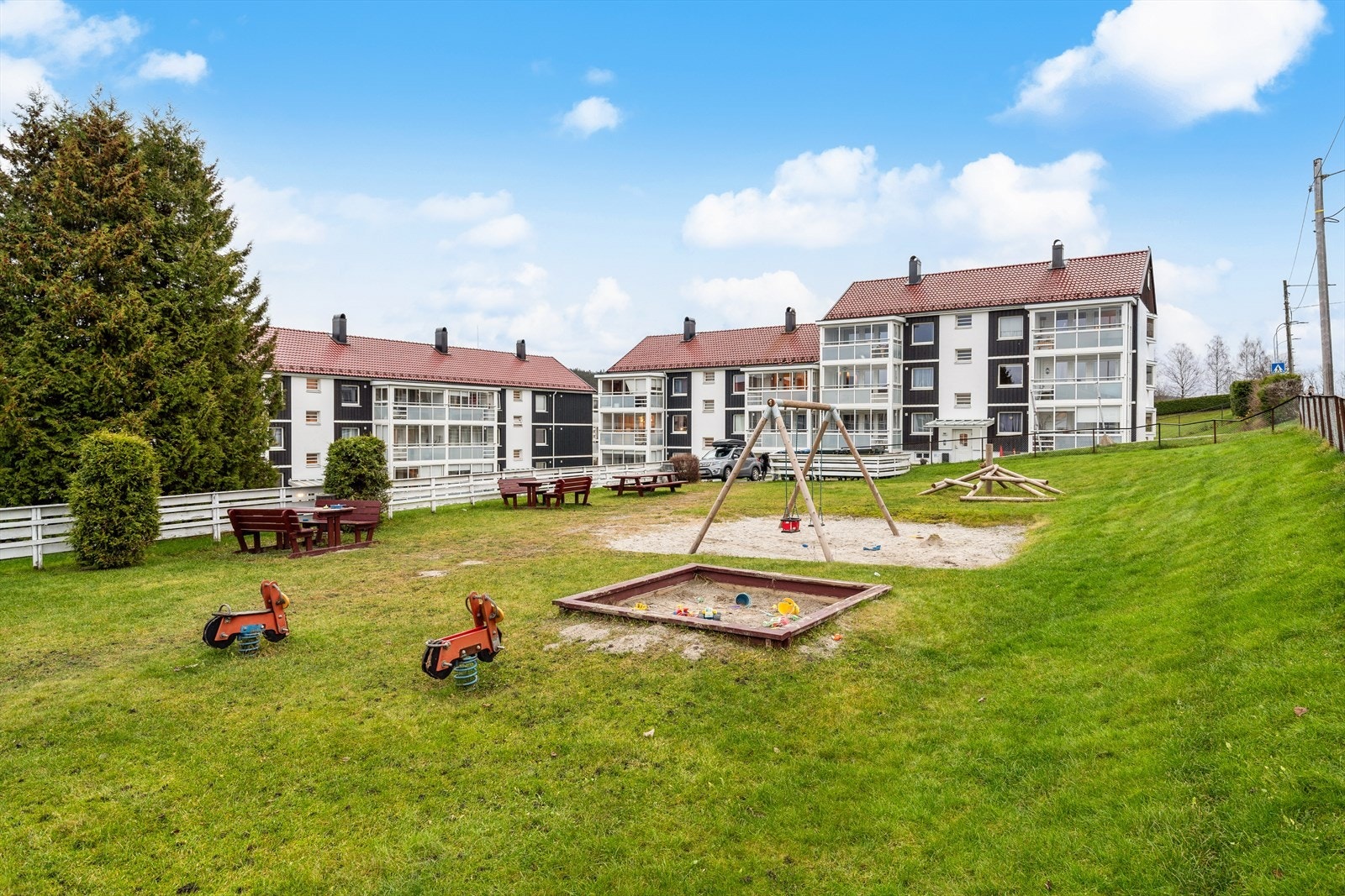 Hyggelige grøntområder og lekeplass i sameiet. Galleribilde