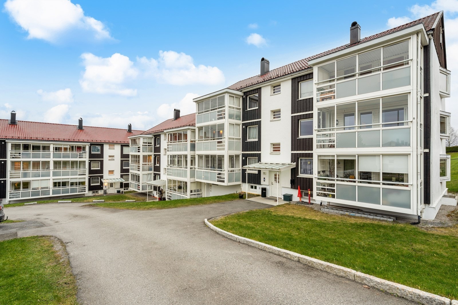 Fin beliggenhet i et etablert boligområde på Austad/Fjell. Kort gangavstand til Kiwi Austadveien og bussholdeplass med hyppige avganger mot Drammen sentrum. Galleribilde