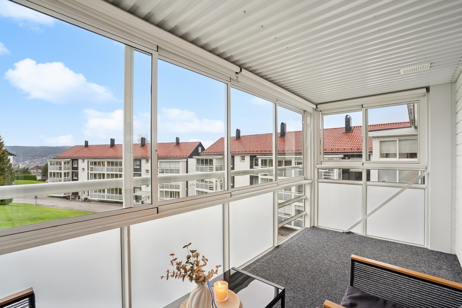 En fin og lun forlengelse av stuen på sommerhalvåret. Galleribilde