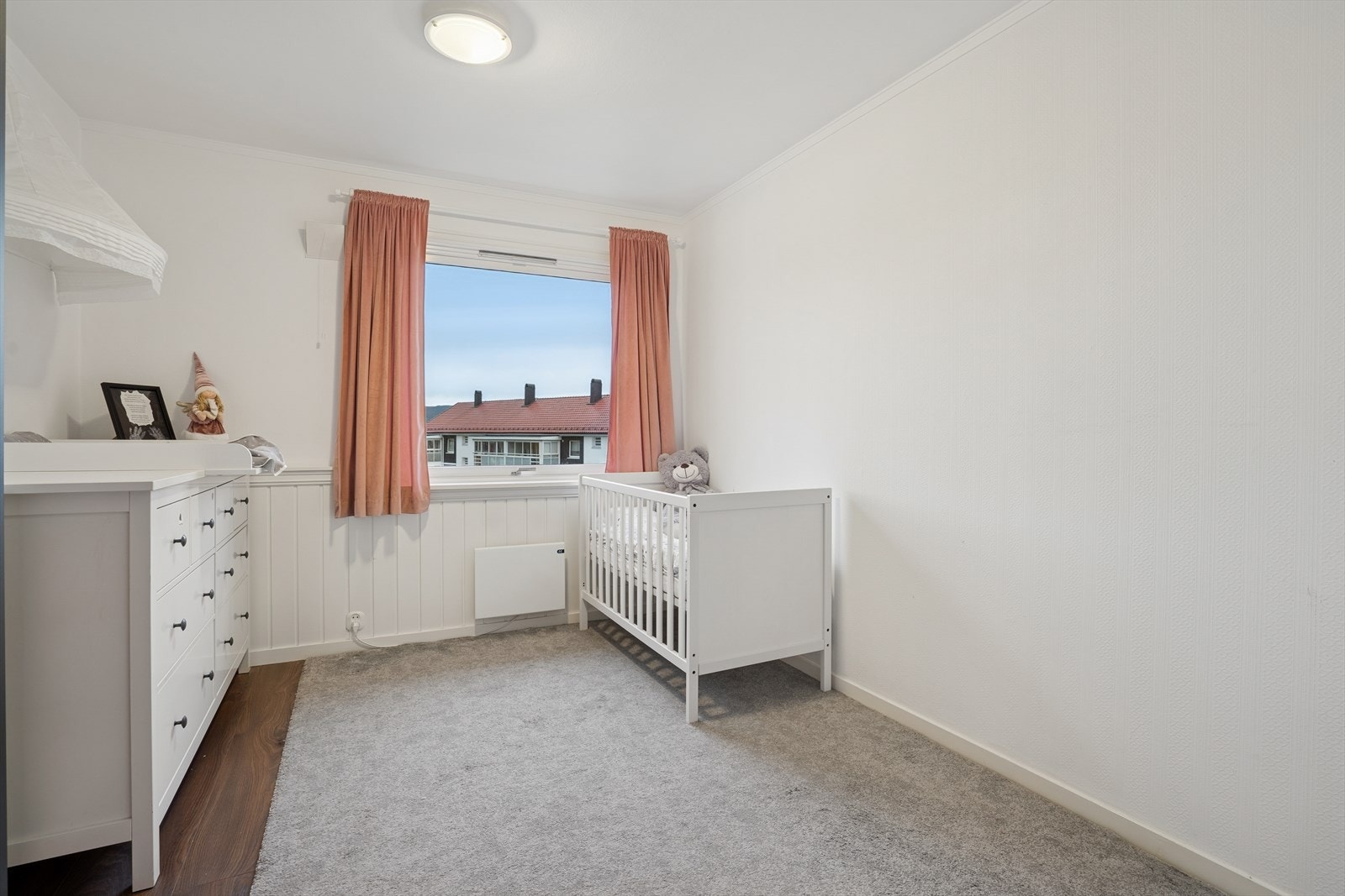 Soverom 2 er også av god størrelse og passer fint som et barnerom, gjesterom, kontor eller etter eget ønske og behov. Galleribilde