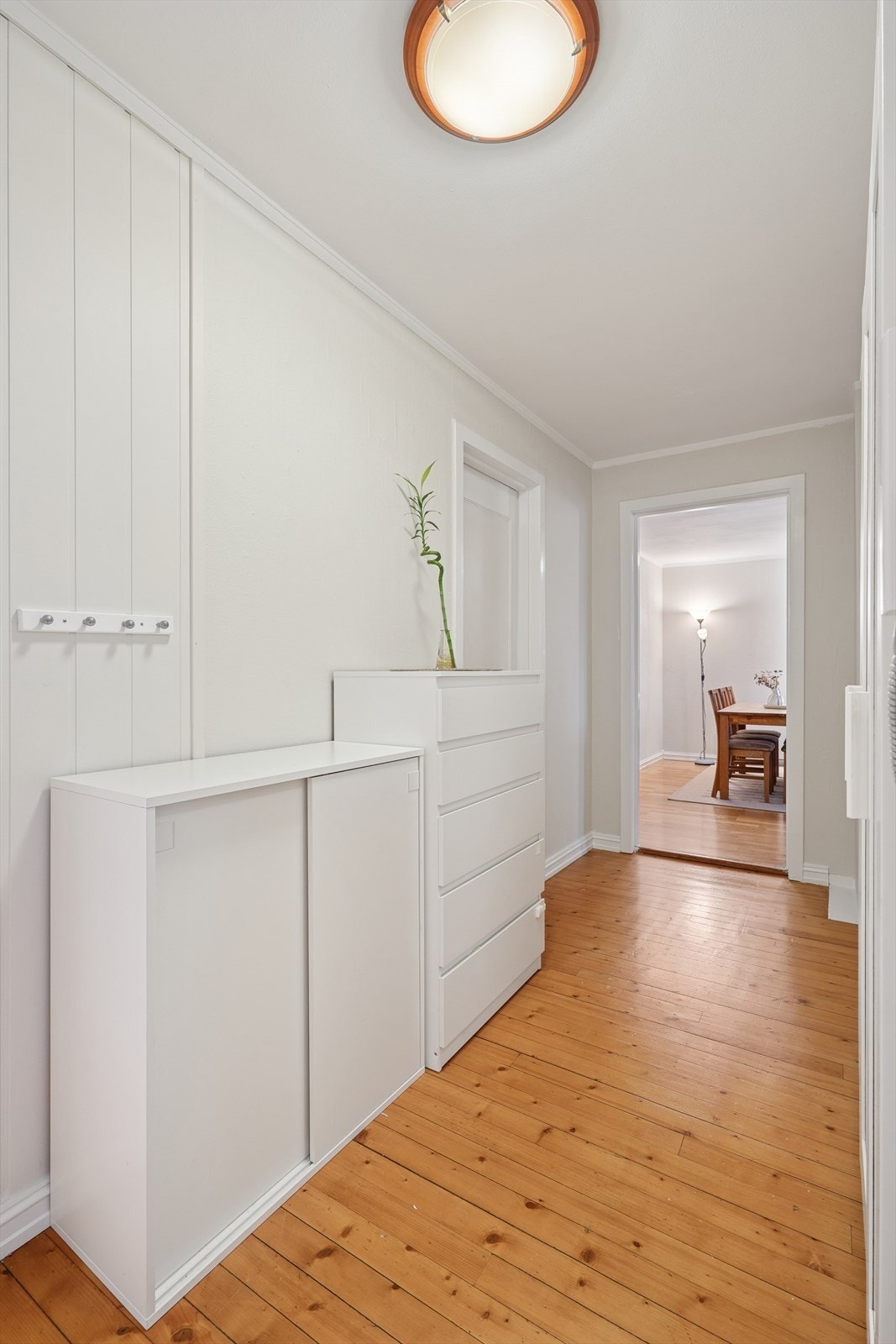 Lys og delikat entré med sjarmerende tregulv. Galleribilde