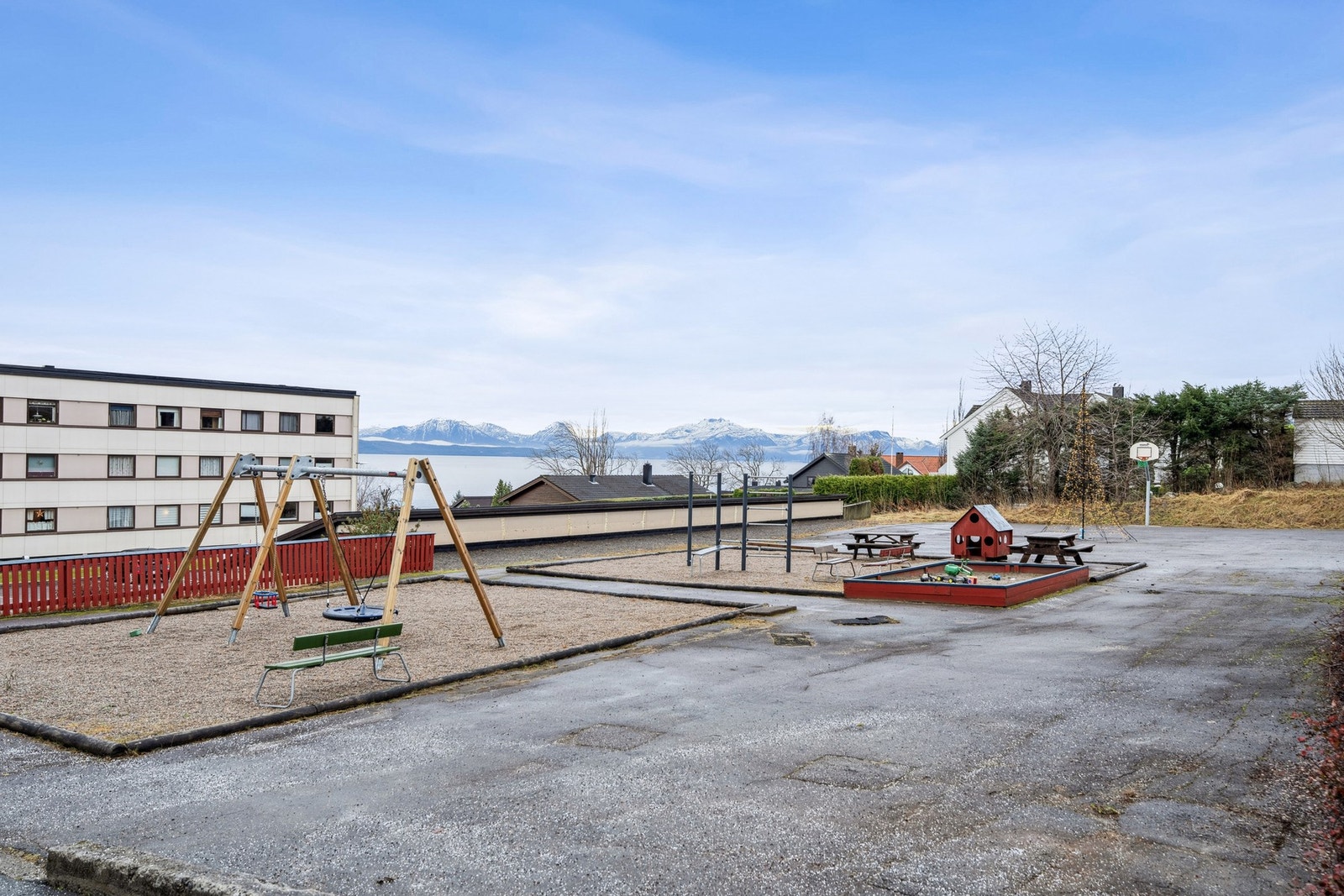 Borettslagets fellesarealer er pent opparbeidet med bl.a. asfalterte gangveier, grøntarealer og lekeplass. Galleribilde