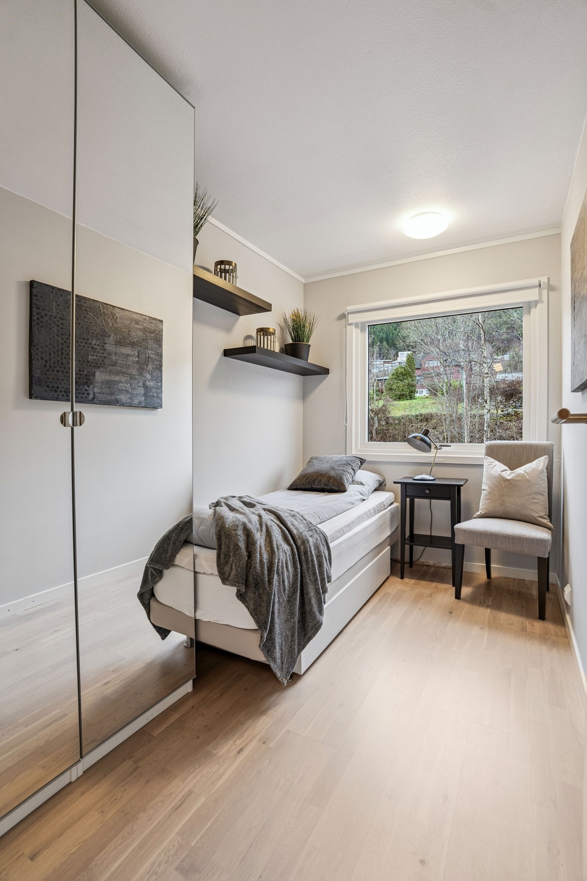 Soverom 2 har også garderobeskap for oppbevaring. Galleribilde